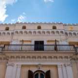 Il coronamento a �merli ghibellini� del piano attico conferisce all�edificio l�aspetto di un fortilizio medievale